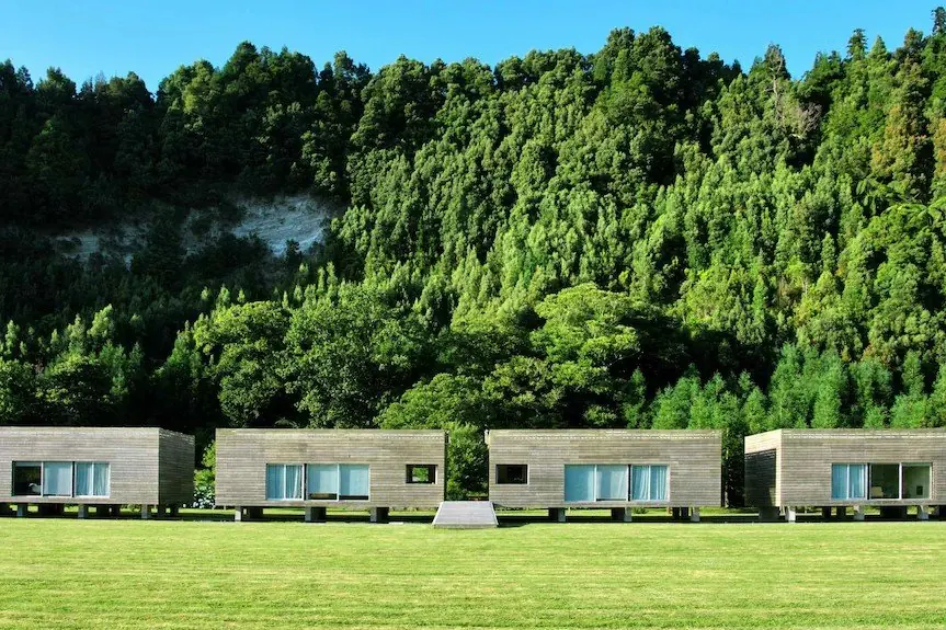 Low timber cabins set against the forest at Furnas Lake